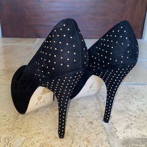 Black Pump Heels with Gold Detail on Back